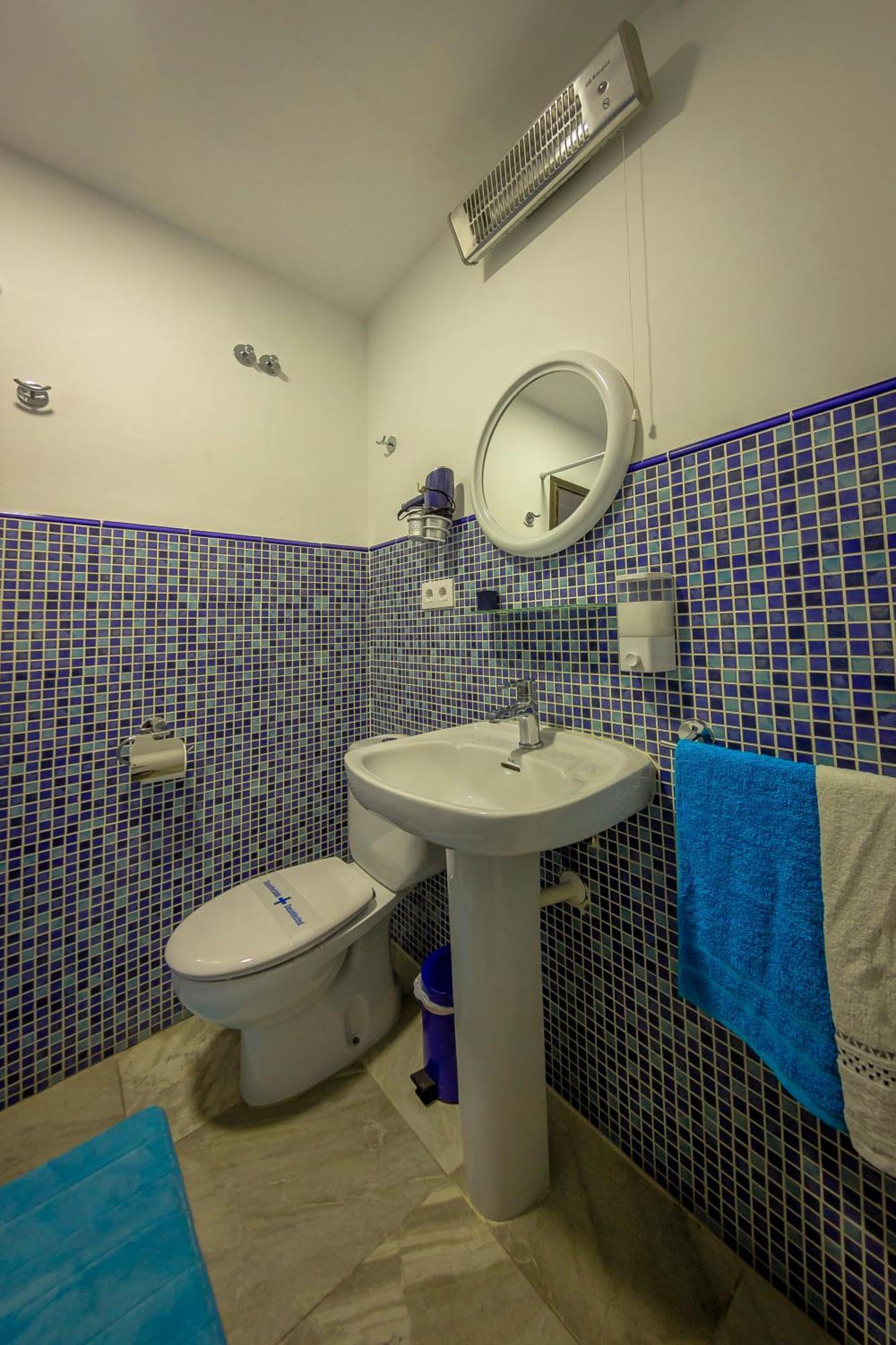 Large Double Room Sofa Bed Private Bathroom